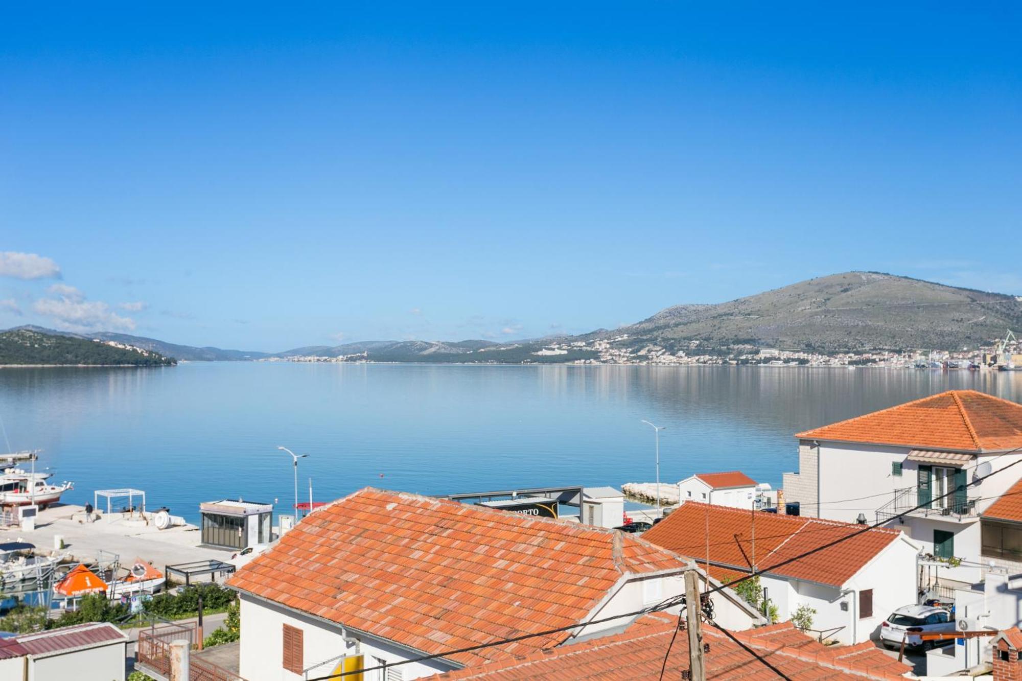 Seaside Apartments With A Swimming Pool Okrug Gornji, Ciovo - 11374 Trogir Exterior photo