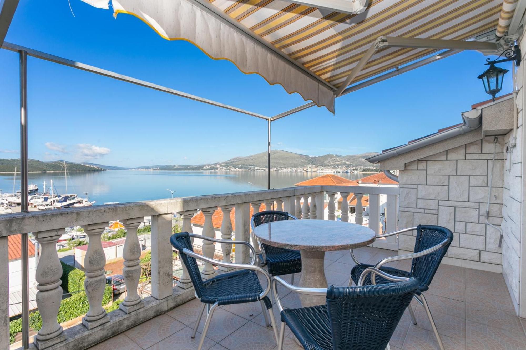 Seaside Apartments With A Swimming Pool Okrug Gornji, Ciovo - 11374 Trogir Exterior photo